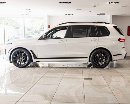 Used 2025 BMW X7 M60i w/ Climate Comfort Package image 6