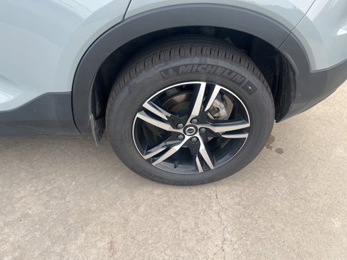 Used 2025 Volvo XC40 B5 Core image 10