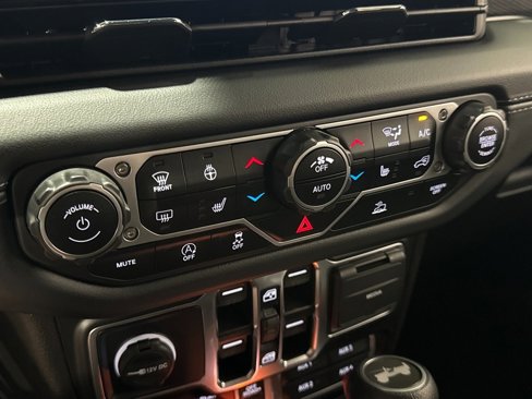 Used 2024 Jeep Wrangler Unlimited Rubicon w/ Technology Group image 32