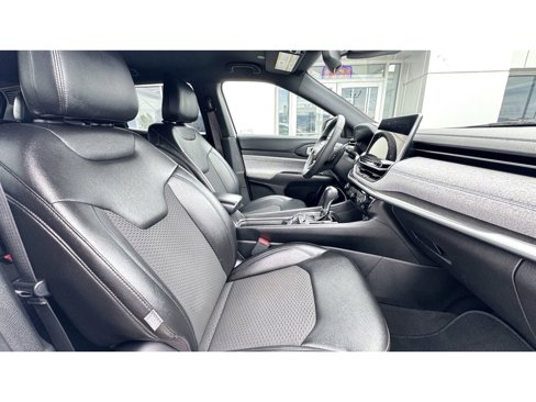 Used 2024 Jeep Compass Latitude image 10