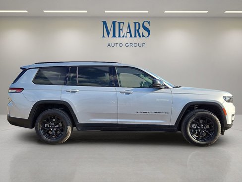 Used 2024 Jeep Grand Cherokee L Laredo image 4