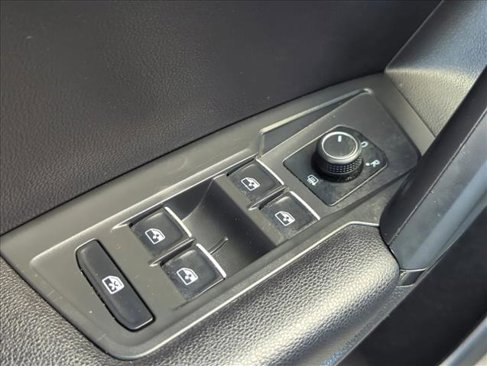 Used 2019 Volkswagen Tiguan SE image 11