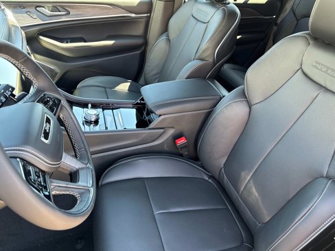 New 2025 Jeep Grand Cherokee Overland w/ Luxury Tech Group IV image 19