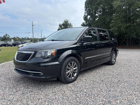 Used 2016 Chrysler Town & Country S image 3