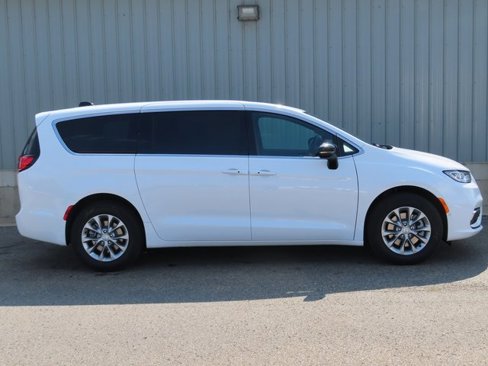 New 2026 Chrysler Pacifica Select image 2