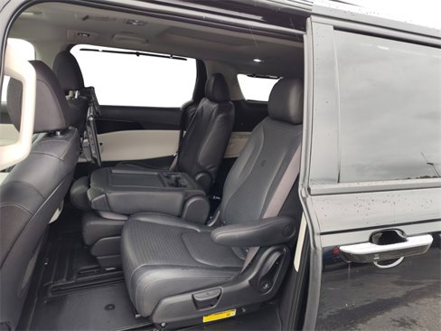 Used 2024 Kia Carnival SX Prestige image 16