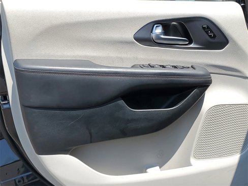 Used 2023 Chrysler Pacifica Touring-L image 8