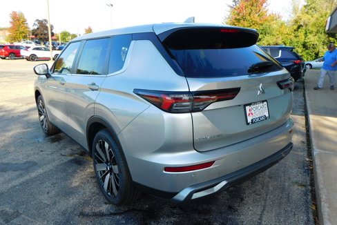 New 2025 Mitsubishi Outlander SE image 3