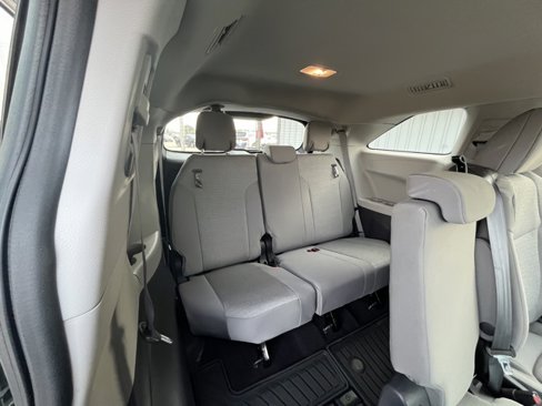 Used 2024 Toyota Sienna LE image 31