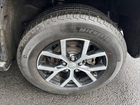 Used 2024 Jeep Grand Cherokee Limited image 10