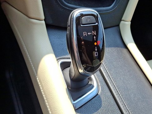 Used 2018 Cadillac XT5 Luxury w/ Driver Awareness Package image 18