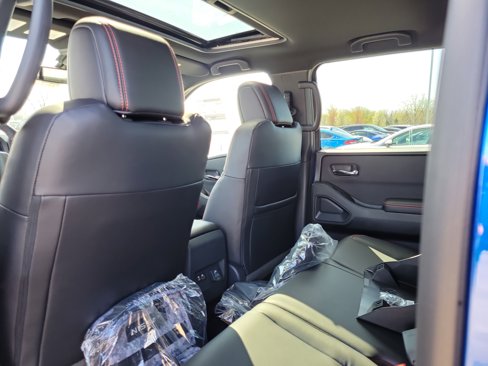 Used 2025 Nissan Frontier PRO-4X image 14