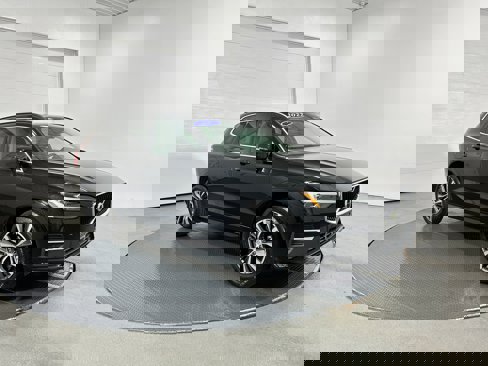 Used 2022 Volvo XC60 B5 Momentum w/ Climate Package image 2