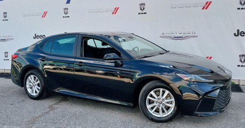 Used 2025 Toyota Camry LE image 3