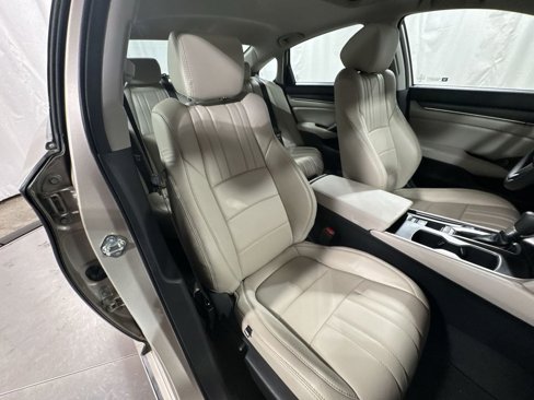 Used 2018 Honda Accord EX image 32