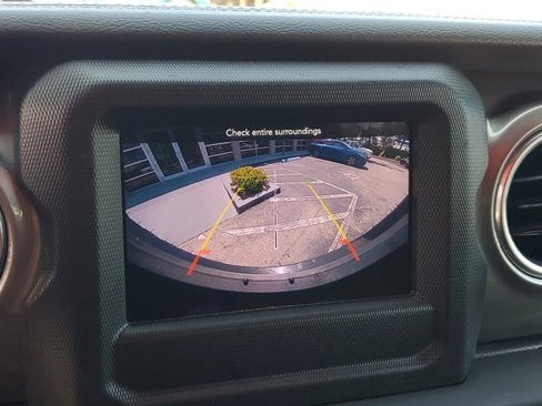 Used 2018 Jeep Wrangler Unlimited Sahara image 23