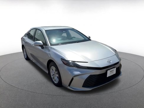 Used 2025 Toyota Camry LE image 3