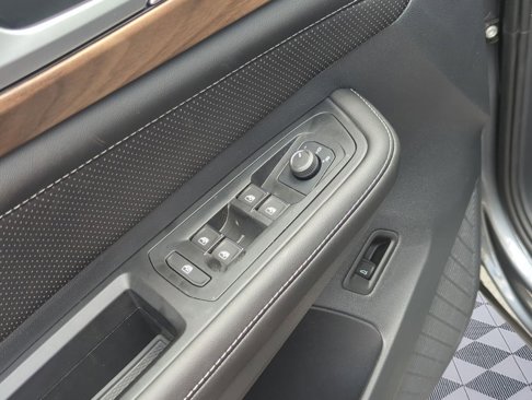 New 2025 Volkswagen Atlas SE image 11