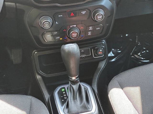 Used 2020 Jeep Renegade Latitude w/ Popular Equipment Group image 17