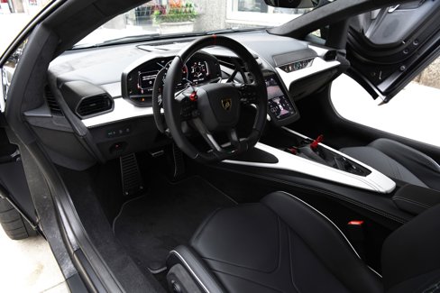 Used 2024 Lamborghini Revuelto image 10