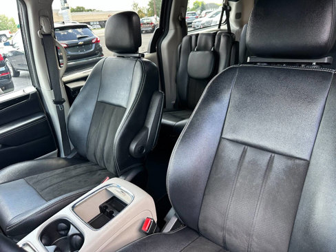Used 2019 Dodge Grand Caravan SXT w/ Driver Convenience Group image 13