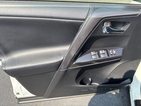 Used 2016 Toyota RAV4 SE image 17