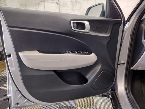 Used 2023 Hyundai Venue SEL image 16