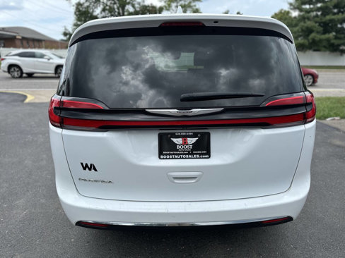 Used 2022 Chrysler Pacifica Touring-L image 6