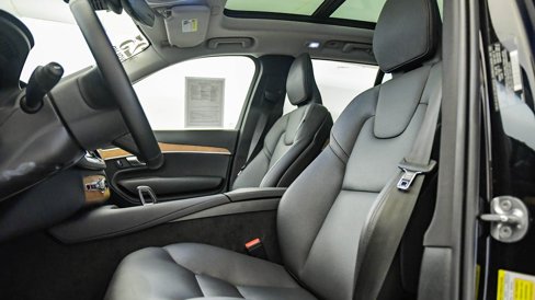 Certified 2025 Volvo XC90 B6 Plus image 22