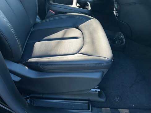 New 2025 Chrysler Pacifica Select image 29