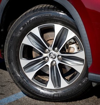 Used 2020 Toyota Highlander XLE image 28