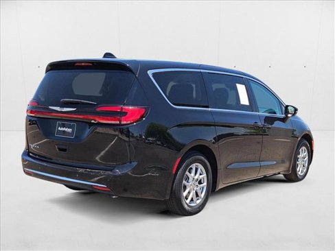 Used 2024 Chrysler Pacifica Touring-L image 5