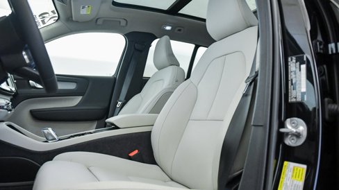 Certified 2025 Volvo XC40 B5 Plus w/ Climate Package image 18