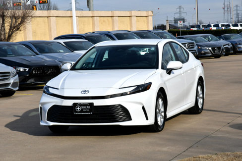 Used 2025 Toyota Camry LE image 2