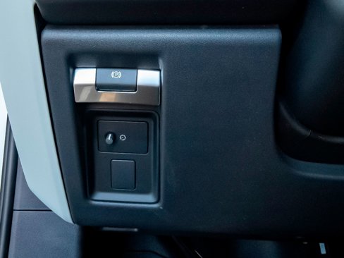New 2024 Land Rover Defender 90 X-Dynamic SE image 11