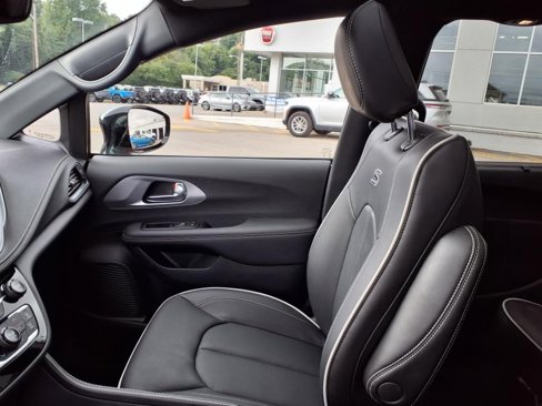 New 2026 Chrysler Pacifica Limited image 17