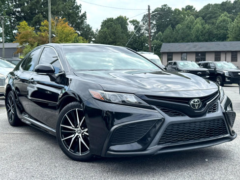 Used 2021 Toyota Camry SE image 1