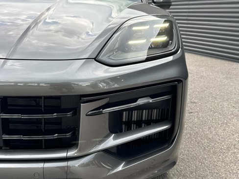 Certified 2025 Porsche Cayenne Coupe image 12