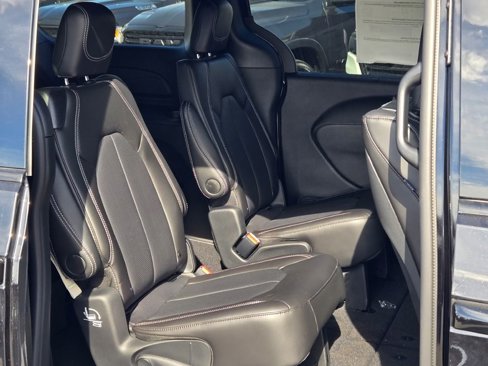 New 2026 Chrysler Pacifica Select image 8