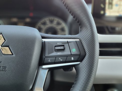 New 2025 Mitsubishi Outlander SE image 28