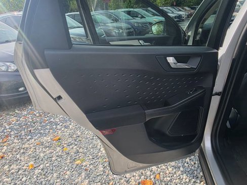 Used 2020 Ford Escape SE image 15