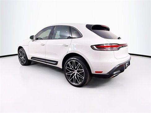 Certified 2024 Porsche Macan image 3
