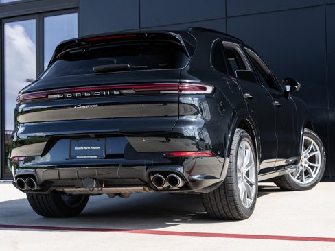Used 2025 Porsche Cayenne image 11