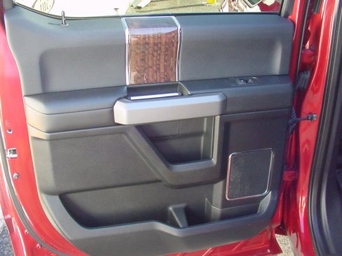 Used 2015 Ford F150 Platinum w/ Equipment Group 701A Luxury image 39