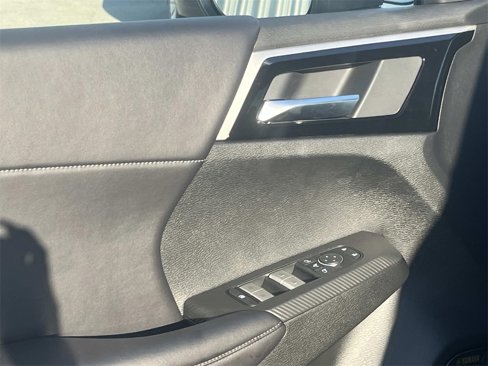 New 2025 Mitsubishi Outlander SE image 12