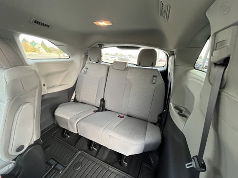 Used 2024 Toyota Sienna LE image 28