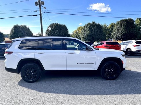 Used 2024 Jeep Grand Cherokee L Laredo image 4