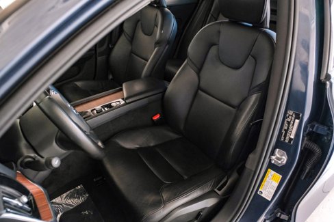 Used 2021 Volvo S60 T5 Momentum image 3