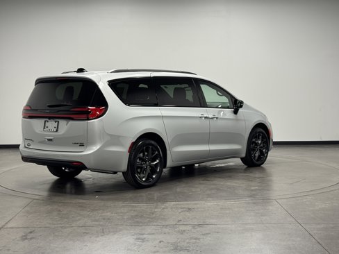 New 2026 Chrysler Pacifica Limited image 8
