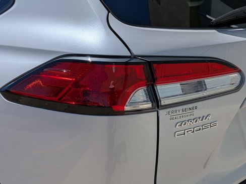 Used 2024 Toyota Corolla Cross LE image 11